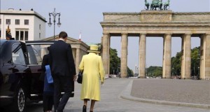 Polémica por el saludo nazi de Isabel II cuando era pequeña
La reina Isabel II (izda) de Inglaterra en su visita la puerta de Brandeburgo en Berlín (Alemania), el pasado 26 de junio.