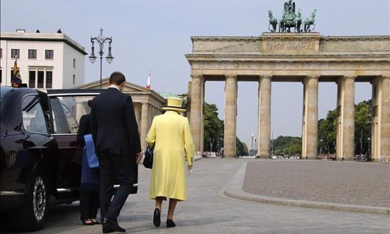 Polémica por el saludo nazi de Isabel II cuando era pequeña
La reina Isabel II (izda) de Inglaterra en su visita la puerta de Brandeburgo en Berlín (Alemania), el pasado 26 de junio.