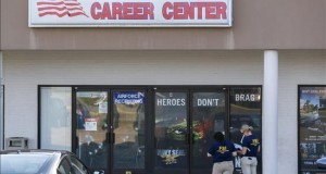 Fallece un quinto militar por el tiroteo de Chattanooga
Miembros del equipo de Reacción de Evidencias del FBI trabajan a las afueras edificio de reclutamiento militar de EE.UU. este, jueves 16 de julio de 2015, tras el tiroteo en Chattanooga (Tennessee, EE.UU.), en el que murieron infantes de marina.