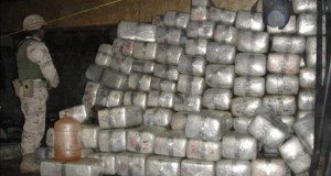 Incautan tres toneladas de marihuana en el estado mexicano de Tamaulipas
Un soldado del Ejército mexicano resguarda unos paquetes de marihuana localizados dentro de un túnel.