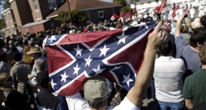 El Ku Klux Klan y el grupo Black Panther marchan en calles Carolina del Sur
Un simpatizante del Ku Klux Klan (KKK) hace ondear una bandera confederada.