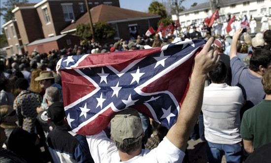 El Ku Klux Klan y el grupo Black Panther marchan en calles Carolina del Sur
Un simpatizante del Ku Klux Klan (KKK) hace ondear una bandera confederada.