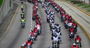 Unos 2.500 motociclistas desfilan por Lima con colores de la bandera peruana
Motociclistas desfilan con los colores de la bandera peruana este domingo 19 de julio de 2015, en Lima (Perú). EFE