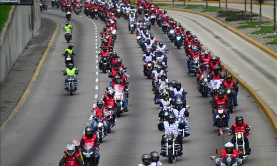 Unos 2.500 motociclistas desfilan por Lima con colores de la bandera peruana
Motociclistas desfilan con los colores de la bandera peruana este domingo 19 de julio de 2015, en Lima (Perú). EFE