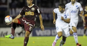 Universitario gana más de dos meses después gracias a un gol en propia meta
En la imagen, el jugador Carlos Grossmüller (i) de Universitario de Perú. EFE/Archivo