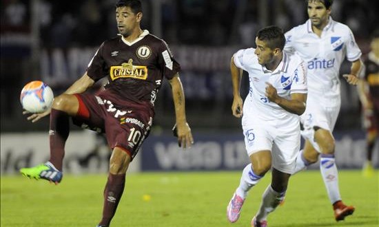Universitario gana más de dos meses después gracias a un gol en propia meta
En la imagen, el jugador Carlos Grossmüller (i) de Universitario de Perú. EFE/Archivo