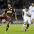 Universitario gana más de dos meses después gracias a un gol en propia meta
En la imagen, el jugador Carlos Grossmüller (i) de Universitario de Perú. EFE/Archivo