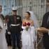 Una pareja se sobrepone a una deportación y se casan en el muro fronterizo entre EE.UU. y México
Emma Sánchez, de 40 años, y su esposo, Michael Paulsen (c), de 50, conversan con el reverendo Dermot Rogers (i), este 19 de julio de 2015, en San Diego, California