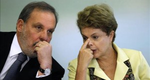 El ministro de Comercio de Brasil va a Perú y Colombia en busca de negocios
La presidenta brasileña, Dilma Rousseff (d), y su ministro de Deserollo y Comercio, Armando Monteiro (i). EFE/Archivo