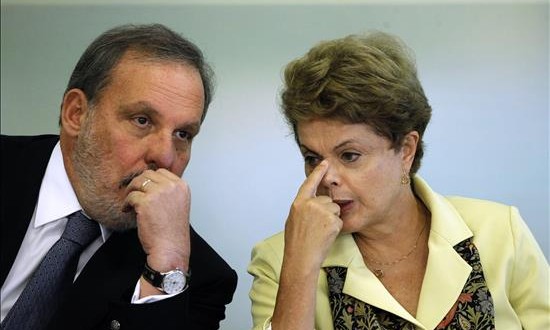 El ministro de Comercio de Brasil va a Perú y Colombia en busca de negocios
La presidenta brasileña, Dilma Rousseff (d), y su ministro de Deserollo y Comercio, Armando Monteiro (i). EFE/Archivo