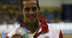 El presidente de Perú reconoce que fue "duro" con el nadador Fiol tras su dopaje
Mauricio Fiol de Perú, posa con su medalla de plata ganada en la prueba de natación 200 metros mariposa el 14 de julio, en los Juegos Panamericanos 2015, que se celebran en Toronto (Canadá). EFE