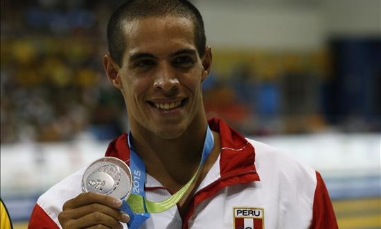 El presidente de Perú reconoce que fue "duro" con el nadador Fiol tras su dopaje
Mauricio Fiol de Perú, posa con su medalla de plata ganada en la prueba de natación 200 metros mariposa el 14 de julio, en los Juegos Panamericanos 2015, que se celebran en Toronto (Canadá). EFE