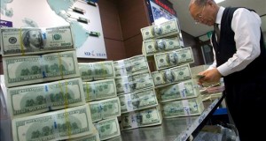 United Technologies ganó 2.968 millones en el primer semestre, un 2,6 % más
Un empleado cuenta billetes de dólar estadounidenses.