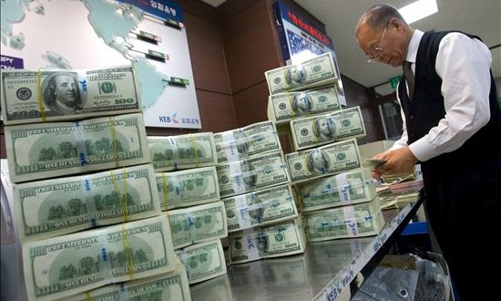 United Technologies ganó 2.968 millones en el primer semestre, un 2,6 % más
Un empleado cuenta billetes de dólar estadounidenses.