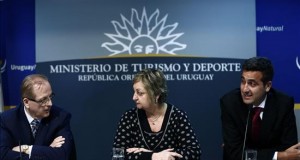 Ruta aérea Montevideo-Lima abre "enormes" opciones de conexión a Uruguay
La ministra uruguaya de Turismo, Liliam Kechichián (c); el embajador de Perú en Uruguay, Augusto Arzubiaga (i), y el gerente general del grupo Latam Airlines, Francisco Chiari (d), participan en la presentación de la ruta Motevideo-Lima en la sede del ministerio de Turismo, en Montevideo (Uruguay). EFE