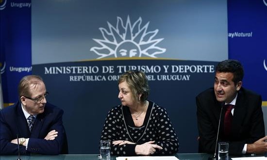 Ruta aérea Montevideo-Lima abre "enormes" opciones de conexión a Uruguay
La ministra uruguaya de Turismo, Liliam Kechichián (c); el embajador de Perú en Uruguay, Augusto Arzubiaga (i), y el gerente general del grupo Latam Airlines, Francisco Chiari (d), participan en la presentación de la ruta Motevideo-Lima en la sede del ministerio de Turismo, en Montevideo (Uruguay). EFE