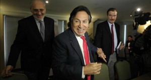 El fiscal general de Perú niega una persecución en contra del expresidente Alejandro Toledo
Fotografía tomada en julio de 2014 en la que se registró al expresidente de Perú, Alejandro Toledo (c), quien gobernó entre 2001 y 2006. EFE/Archivo