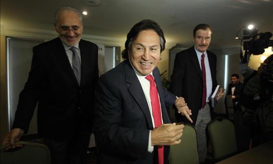 El fiscal general de Perú niega una persecución en contra del expresidente Alejandro Toledo
Fotografía tomada en julio de 2014 en la que se registró al expresidente de Perú, Alejandro Toledo (c), quien gobernó entre 2001 y 2006. EFE/Archivo