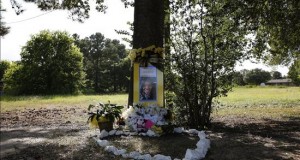 La muerte de Bland siembra más desconfianza entre los afroamericanos 
Vista general de un memorial en el sitio donde Sandra Bland fue detenida por un oficial del Departamento de Seguridad Pública de Texas, en la Universidad de Prairie View A&M en Prairie View, Texas (EE.UU.). Autoridades investigan las circunstancias que rodearon las muerte de Sandra Bland en una celda el pasado 13 de julio luego de ser arrestada por una infracción de tráfico.