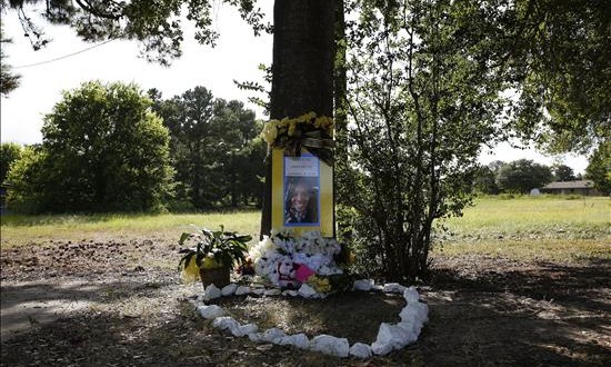 La muerte de Bland siembra más desconfianza entre los afroamericanos 
Vista general de un memorial en el sitio donde Sandra Bland fue detenida por un oficial del Departamento de Seguridad Pública de Texas, en la Universidad de Prairie View A&M en Prairie View, Texas (EE.UU.). Autoridades investigan las circunstancias que rodearon las muerte de Sandra Bland en una celda el pasado 13 de julio luego de ser arrestada por una infracción de tráfico.