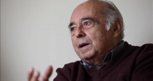"La poesía es un medio de revelar mi reino interior", afirma Carlos Germán Belli
El poeta peruano Carlos Germán Belli fue registrado este miércoles durante una entrevista con Efe, en Lima (Perú). Belli, 87, se apresta a presentar la próxima semana en Lima el libro "Morar en la superficie". EFE