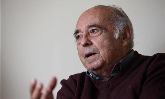 "La poesía es un medio de revelar mi reino interior", afirma Carlos Germán Belli
El poeta peruano Carlos Germán Belli fue registrado este miércoles durante una entrevista con Efe, en Lima (Perú). Belli, 87, se apresta a presentar la próxima semana en Lima el libro "Morar en la superficie". EFE