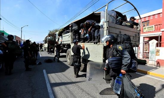 Perú levanta el estado de emergencia en la zona de las violentas protestas antimineras
Policías hacen presencia en la localidad de Cocachacra, en la provincia de Islay, Arequipa (Perú). EFE/Archivo