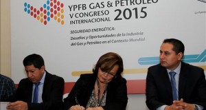 Bolivia firma acuerdos para abastecer de hidrocarburos al sur de Perú
Fotografía cedida por la Agencia Boliviana de Información (ABI) donde se ve el ministro boliviano de Hidrocarburos Luis Alberto Sánchez (i) y la ministra de Energía y Minas de Perú Rosa María Ortiz (c) firmando acuerdos junto al presidente de Yacimientos Petrolíferos Fiscales Bolivianos (YPFB) Guillermo Achá (d) en Santa Cruz (Bolivia). EFE