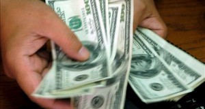 Con el dólar en subida libre, la monedas latinoamericanas acumulan depreciaciones
En Colombia, el dólar, que hoy cerró a 2.790,98 pesos para la venta, regresó en julio a los niveles de 11 años atrás cuando se cotizaba a 2.690,09 pesos y se espera que antes de finalizar el año rompa la barrera de los 2.900 pesos. EFE/Archivo