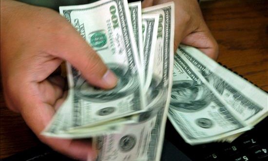 Con el dólar en subida libre, la monedas latinoamericanas acumulan depreciaciones
En Colombia, el dólar, que hoy cerró a 2.790,98 pesos para la venta, regresó en julio a los niveles de 11 años atrás cuando se cotizaba a 2.690,09 pesos y se espera que antes de finalizar el año rompa la barrera de los 2.900 pesos. EFE/Archivo