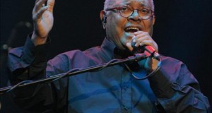 Pablo Milanés dice que la política "es fea" y "envenena cualquier conversación sobre arte"
El cantautor cubano Pablo Milanés durante una actuación.