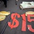 Nuevos grupos se suman al reclamo de 15 dólares por hora en Chicago
Fotografías de señales usadas por trabajadores miembros de sindicatos durante una manifestación exigiendo practicas laborales justas y el aumento de salario mínimo a 15 dólares la hora.