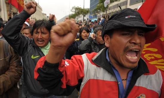 Sindicatos presentan en EE.UU. queja contra Perú por violación estándar laboral
Estas denuncias, consignadas ante el Departamento de Trabajo de EE.UU. por la organización Perú Equidad, el Foro Internacional de Derechos Laborales y varios sindicatos peruanos, se centran en las condiciones laborales de miles de trabajadores de los sectores textil y agrícola, dentro del APC que entró en vigor en 2009.