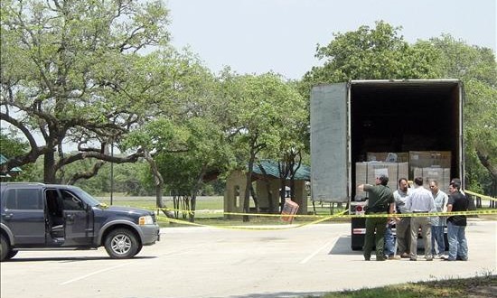 Cámara Baja de EEUU abre fuego contra las "ciudades santuario" de inmigrantes 
Agentes de la patrulla fronteriza de los Estados Unidos investigan un camión que transportaba a un grupo de 18 inmigrantes indocumentados.
