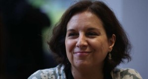 Medio siglo de literatura infantil francesa se exhibe en feria de Lima
La representante de la editorial francesa "L'ecole des loisirs", Isabelle Torrubia, habla en una entrevista, este 23 de julio de 2015, en el marco de la Feria Internacional del Libro de Lima (FIL), en Lima (Perú).