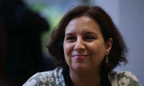 Medio siglo de literatura infantil francesa se exhibe en feria de Lima
La representante de la editorial francesa "L'ecole des loisirs", Isabelle Torrubia, habla en una entrevista, este 23 de julio de 2015, en el marco de la Feria Internacional del Libro de Lima (FIL), en Lima (Perú).