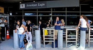 Un corte eléctrico en el aeropuerto de LaGuardia provoca retrasos en vuelos
Varios pasajeros esperan la reapertura de la terminal principal del Aeropuerto LaGuardia en Nueva York, Estados Unidos.