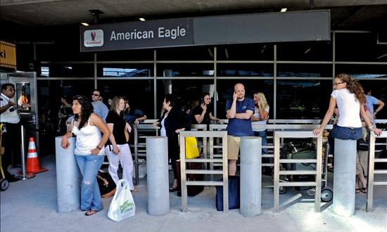 Un corte eléctrico en el aeropuerto de LaGuardia provoca retrasos en vuelos
Varios pasajeros esperan la reapertura de la terminal principal del Aeropuerto LaGuardia en Nueva York, Estados Unidos.