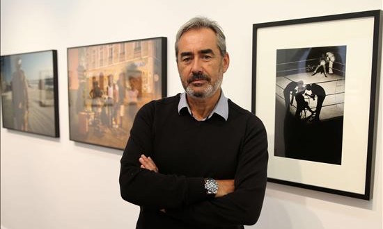 El documentalismo creativo de catorce fotógrafos españoles recorre Sudamérica
El conservador y comisario de la Colección Alcobendas, José María Díaz-Maroto, posa en una sala de la exposición "Documentalismo y tránsito en la colección Alcobendas" en el Centro Cultural de España en Lima (Perú).