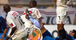 Deportivo Municipal es el nuevo líder y Universitario el colista del fútbol en Perú
Universitario decepcionó a sus hinchas al caer goleado por León de Huánuco por 1-4 y quedar confinado al último lugar de las posiciones con apenas 9 puntos. En la imagen el registro de otra de las actuaciones del Universitario de Perú.