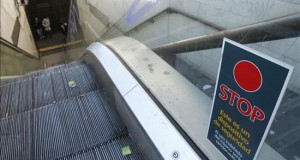 Una mujer muere en una escalera mecánica en China tras salvar a su hijo "in extremis"
El accidente, recogido por imágenes de cámaras de seguridad del centro comercial, ocurrió en la ciudad de Jingzhou, de la provincia central china de Hubei, cuando la mujer realizaba unas compras junto a su hijo de dos años y su marido.