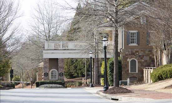 Muere la hija de Whitney Houston tras varios meses en coma 
Vista de la entrada al barrio en el que reside la hija de la fallecida cantante estadounidense Whitney Houston, Bobbi Kristina Brown