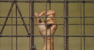 Perú aprueba sancionar el sicariato con una pena mínima de 25 años de prisión
Las penas por sicariato irán acompañados de una inhabilitación para portar armas de fuego y la incapacidad definitiva para renovar u obtener la licencia de armas de fuego en caso de sentencia por delito doloso o cometido bajo la influencia del alcohol o las drogas.