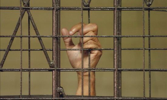 Perú aprueba sancionar el sicariato con una pena mínima de 25 años de prisión
Las penas por sicariato irán acompañados de una inhabilitación para portar armas de fuego y la incapacidad definitiva para renovar u obtener la licencia de armas de fuego en caso de sentencia por delito doloso o cometido bajo la influencia del alcohol o las drogas.