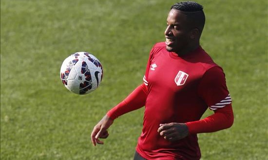 Farfán agradece su paso por el Schalke tras concretar su fichaje por Al Jazira
"El Schalke es sin duda el mejor club de la Bundesliga. Sus hinchas siempre me trataron de la mejor manera y les guardaré siempre un cariño muy especial", escribió Farfán.