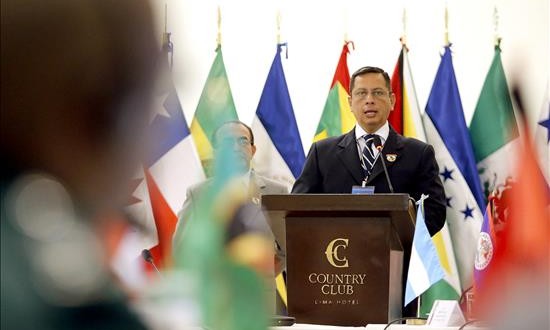 Rescatan a 26 niños y 13 mujeres cautivos en Perú por Sendero Luminoso
El viceministro peruano de Políticas para la Defensa, Iván Vega