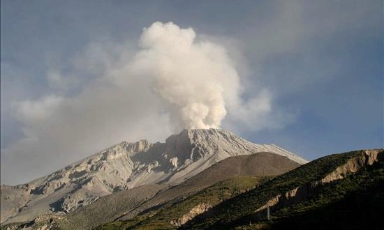 Violentas explosiones del volcán peruano Ubinas esparcen roca en sus cercanías
La primera explosión alcanzó una energía liberada de 507 megajoules y el segundo episodio liberó otros 84 megajoules.