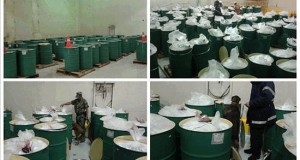 Detectan cocaína diluida en recipientes de pulpa de fruta en México
Combo de cuatro fotografías proporcionado hoy, lunes 27 de julio de 2015, por el Servicio de Administración Tributaria (SAT) que muestra a federales mexicanos inspeccionando barriles con pulpa de mora mezclados con cocaína, en el puerto de Manzanillo, estado de Colima, informó SAT.