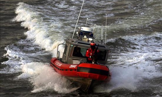 Amplían radio búsqueda de dos adolescentes desaparecidos en mar en Florida
Un bote de la Guardia Costera de los Estados Unidos realiza una búsqueda