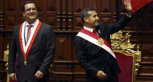 Humala promete mantener el desarrollo con inclusión en su último año de Gobierno
El presidente del Peru Ollanta Humala (d) saluda junto a presidente del Congreso de Perú Luis Iberico (i) a su ingreso al Congreso de la República en Lima. Humala afirmó que su Gobierno seguirá afrontando "el reto" de "unir a un país fragmentado y avanzar en el cierre de las brechas de desigualdad" durante el último año de su mandato, que culminará el 28 de julio del 2016